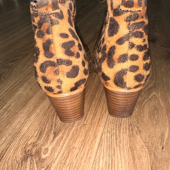 BEAST FASHION PLUSH ANIMAL PINT BOOTIES. Size 8. - Picture 5 of 7